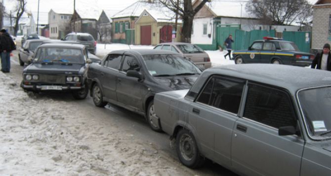 В Луганской области из-за гололеда столкнулись сразу 5 машин (фото)