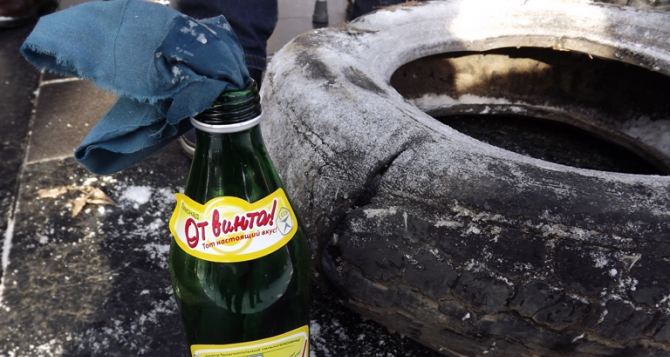 В Луганске для областной власти подготовили коктейль Молотова и автомобильную шину (фото, видео)