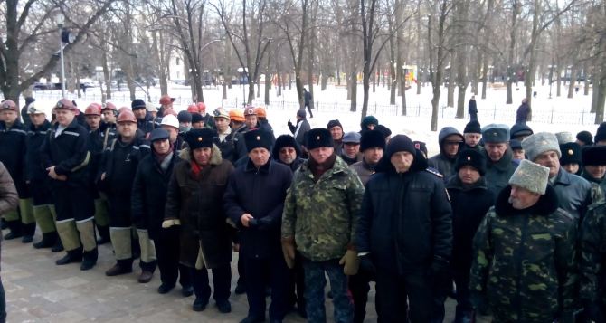 Под стенами Луганской облгосадминистрации собираются казаки (фото)