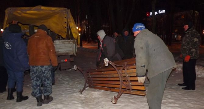 Из-за возможных беспорядков центр Луганска остался без лавочек и урн (фото)