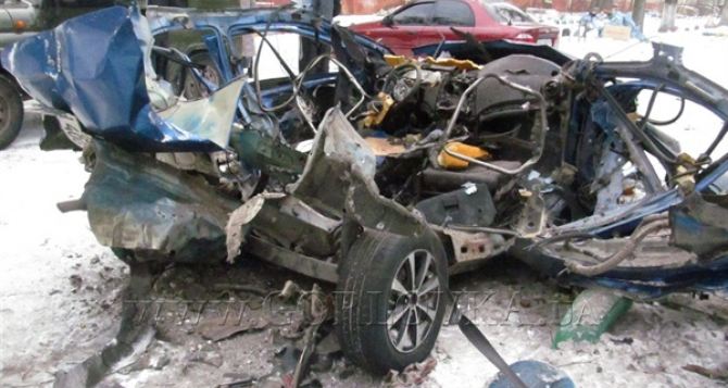В Горловке мощный взрыв разнес в щепки такси (фото)