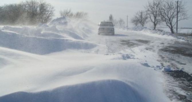 Снежные заносы блокируют трассы в Луганской области