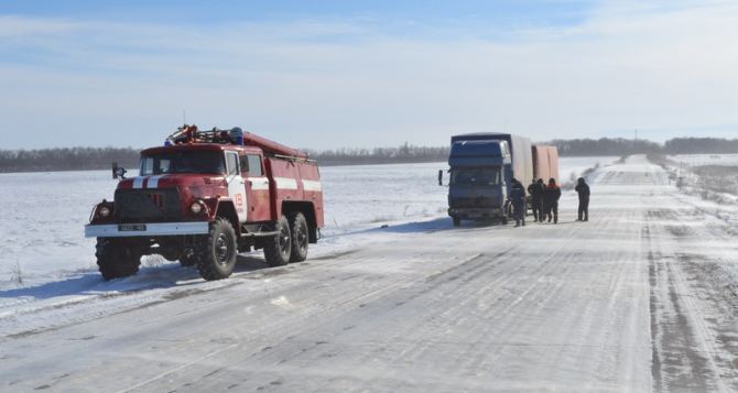 На Луганщине гражданин Беларуси и 12 пограничников попали в снежную западню (фото)
