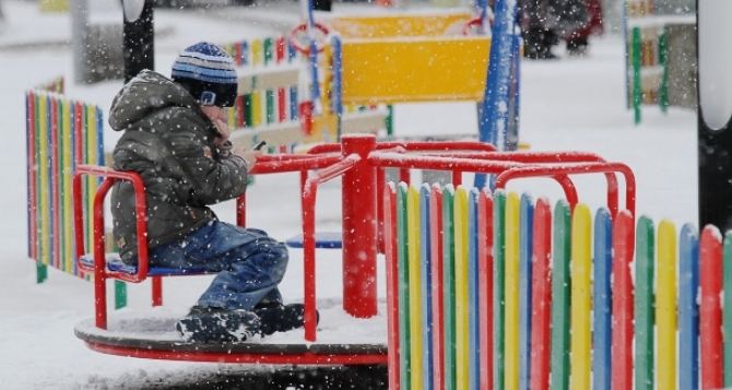 Во время лютых морозов ГАИ города Луганска призывает не забывать о детях