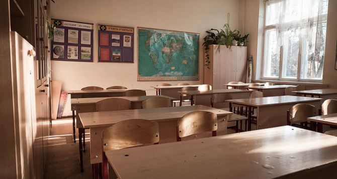 Луганским школьникам продлили внеплановые каникулы
