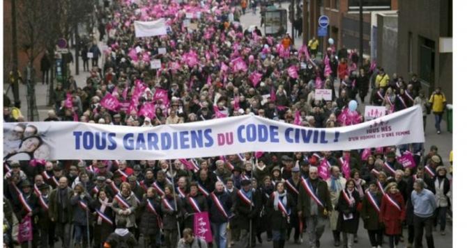 Во Франции прошли многотысячные протесты против однополых браков