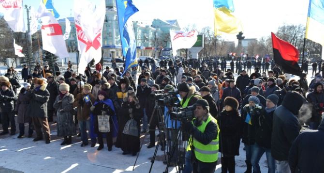 В Луганске участники Антимайдана напали на журналистов (фото)