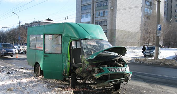 ДТП в Луганске: маршрутка столкнулась с микроавтобусом (фото)