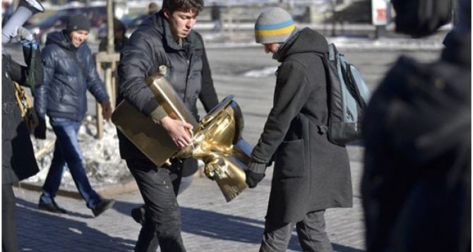 В Киеве вместо памятника Ленину установили «золотой» унитаз (фото, видео)