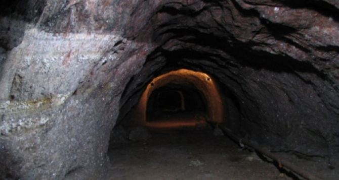 Из-за обрушения породы на шахте в Донецке пропал горняк