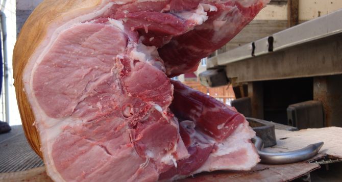 Луганчане не боятся африканской чумы и продолжают покупать мясо (видео)