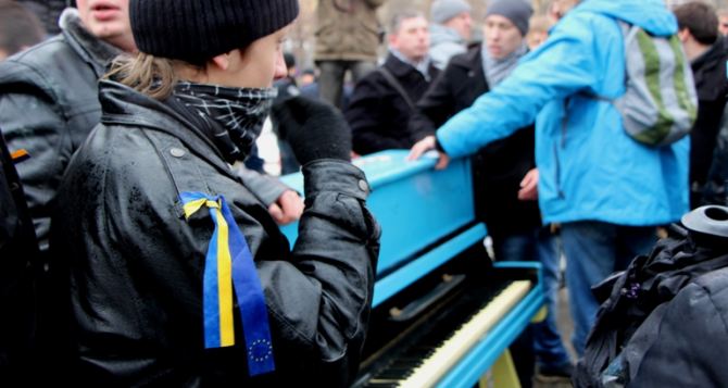 В результате драки на Евромайдане в Луганске пострадало пианино (фото, видео)