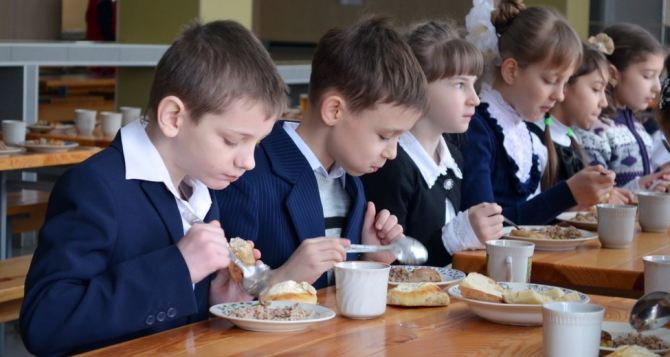 Чем кормят детей в школьных столовых Луганска? (фото)