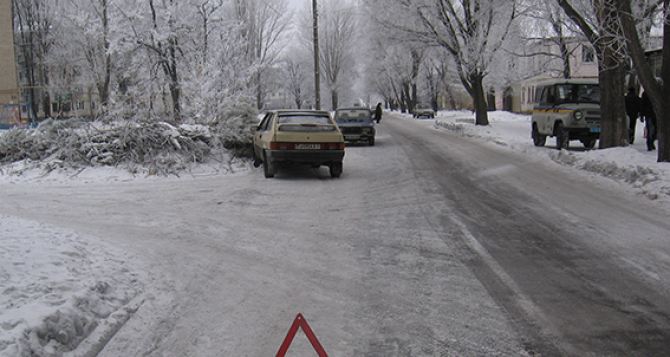 На Луганщине водитель легковушки сбил мать с дочкой (фото)