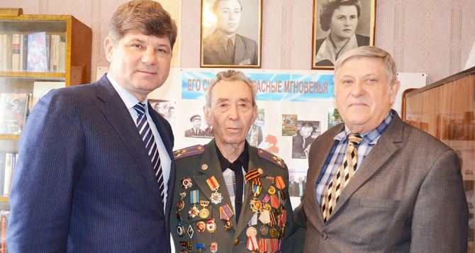В Луганске чествуют ветеранов-освободителей
