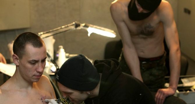На Евромайдане протестующим делают татуировки на память