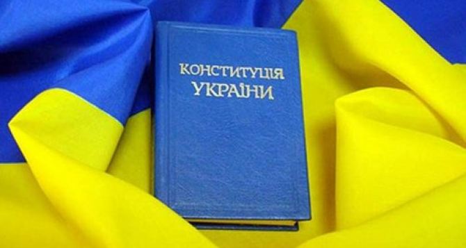 Яценюк меняет мнение о Конституции 2004 года в угоду своим интересам?