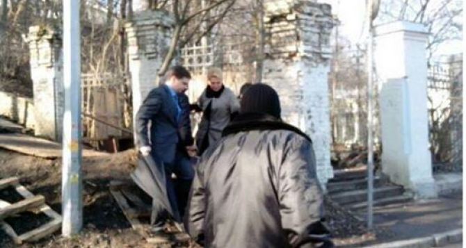 Раису Богатыреву закидали камнями (фото)