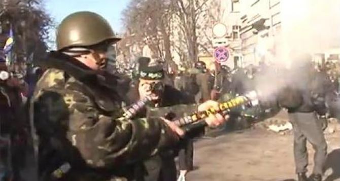 Появилось видео, как «мирные митингующие» в Киеве атакуют милиционеров (видео)