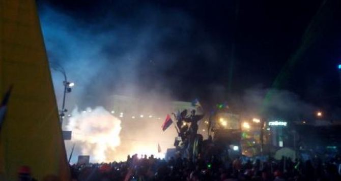 Активисты Евромайдана пытаются остановить наступление «Беркута» пением гимна