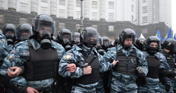 «Беркут» и милиция отвоевали часть Майдана