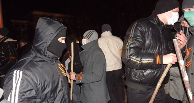 В Луганске люди в масках попытались «вымести майданную заразу» (фото, видео)