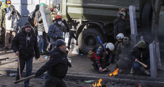 Митингующие в Киеве контратаковали силовиков и оттеснили их с Майдана