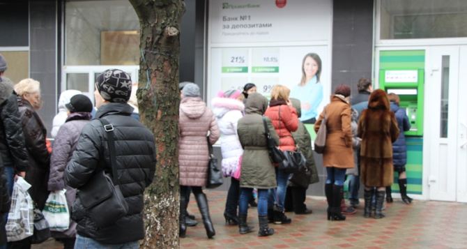 Денежная паника захлестнула Луганск. Люди ринулись снимать деньги в банкоматах