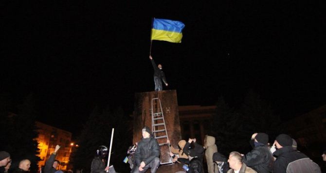 В Житомире уничтожили памятник Ленину (фото)