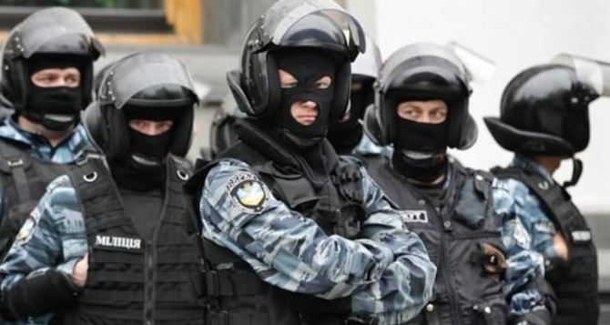 К Луганской облгосадминистрации подъехали беркутовцы в тяжелом вооружении