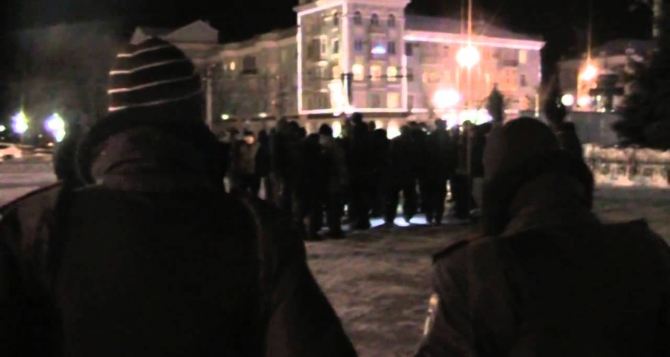 В центре Луганска собираются вооруженные люди