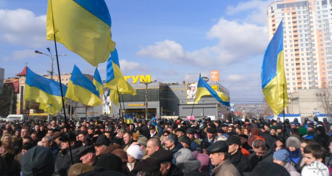 Около пятисот луганчан пришли на панихиду по погибшим украинцам фото видео