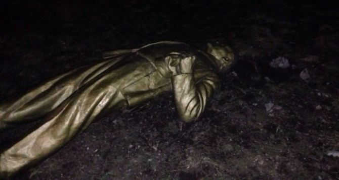 На Луганщине повалили памятник Ленину