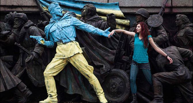 В Софии памятник советским солдатам раскрасили в цвета украинского флага