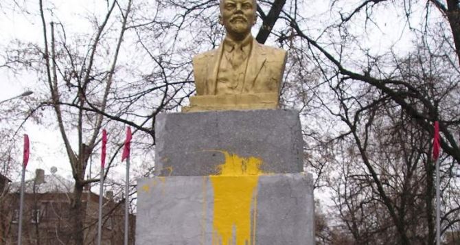 В Северодонецке памятник Ленину охраняют люди, а бюст уберечь не удалось (фото)