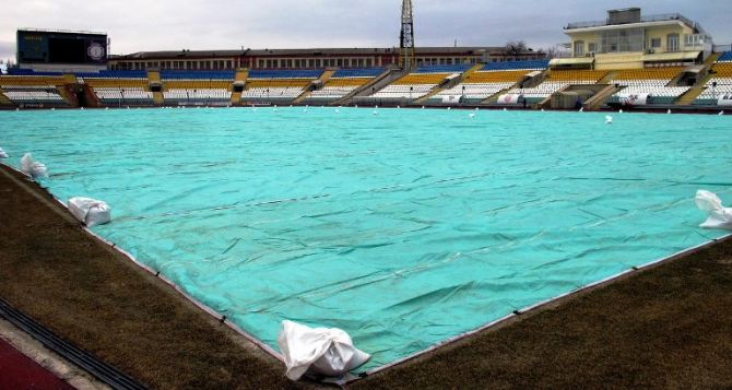 Что произошло с футбольным полем луганского «Авангарда» за зиму? (фото)