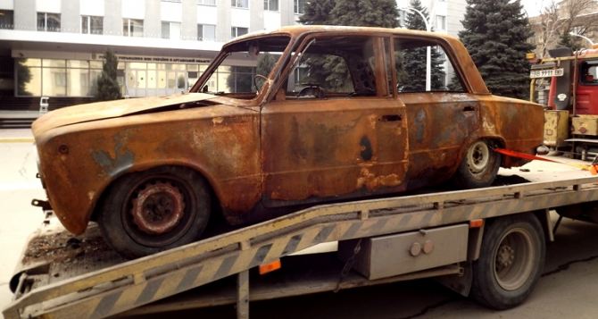 В Луганске активисты привезли сгоревший автомобиль к зданию милиции (фото, видео)