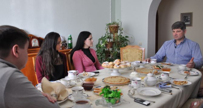 Журналисты и общественники побывали дома у мэра Луганска (фото)