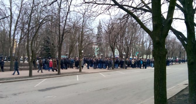 В центре Луганска собираются участники митинга «Русская весна» (фото)