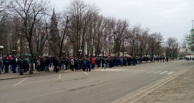 «Луганская гвардия» открестилась от неизвестных людей, дежурящих возле облгосадминистрации