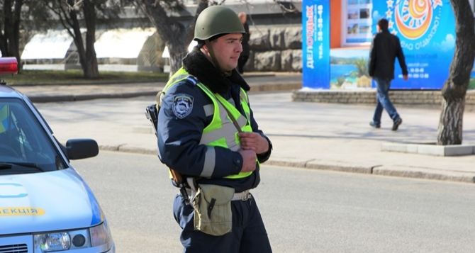 В Луганске возле облгосадминистрации сотрудник ГАИ несет службу в каске и с автоматом (фото)