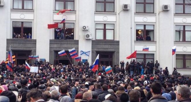 В Луганске захватили здание облгосадминистрации (видео)