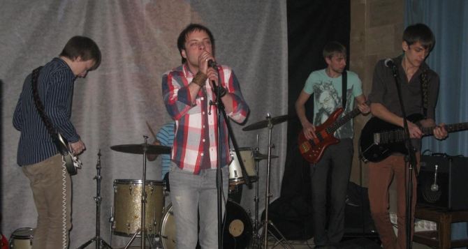 В Луганске блестяще  выступила  рок группа Сверчок За Облаком фото видео