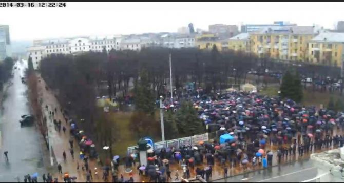 В Луганске возле памятника Шевченко проходит «народный референдум» (фото, видео)
