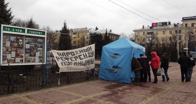 Как проходит «народный референдум» в Луганске (фото)