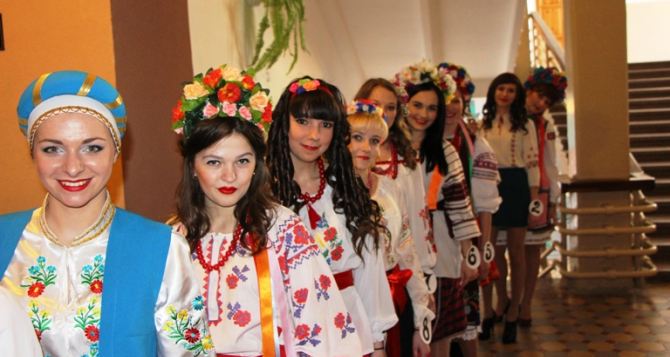 В Луганске студентки выясняли, чья вышиванка лучше (фото, видео)