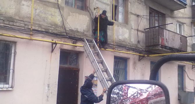 На Луганщине пенсионерку, застрявшую «между небом и землей», пришлось выручать спасателям
