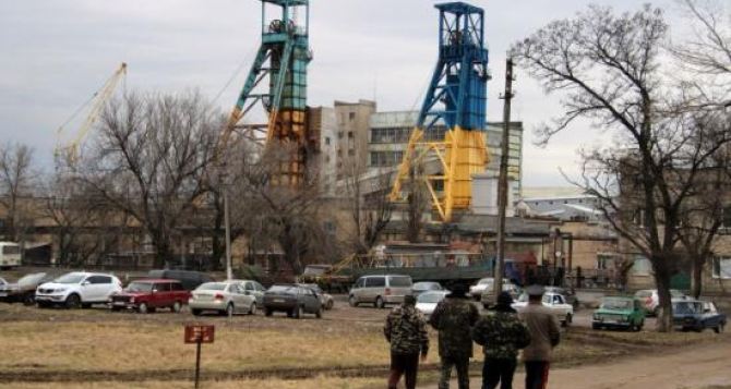В Донецкой области люди не пропускают военных на склад с оружием