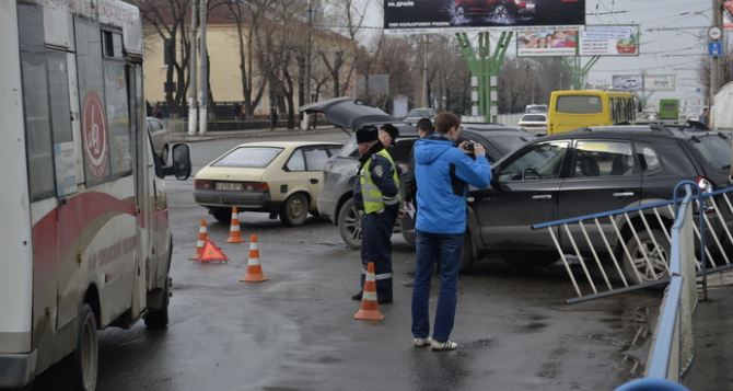 В центре Луганска произошло ДТП. Транспорт стоит в пробке (фото)