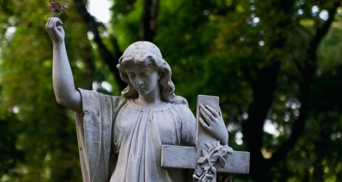 В Луганске кладбища готовят к Пасхе
